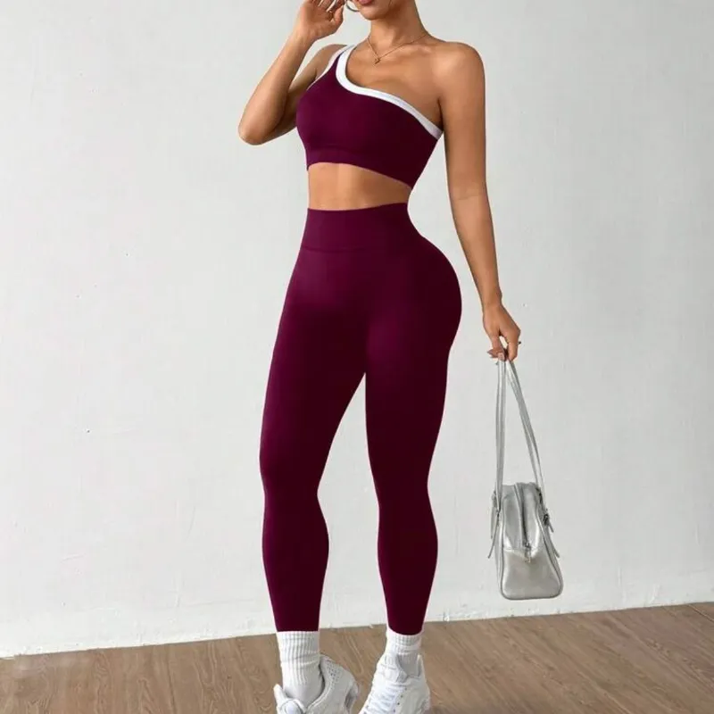 Conjunto deportivo color cereza