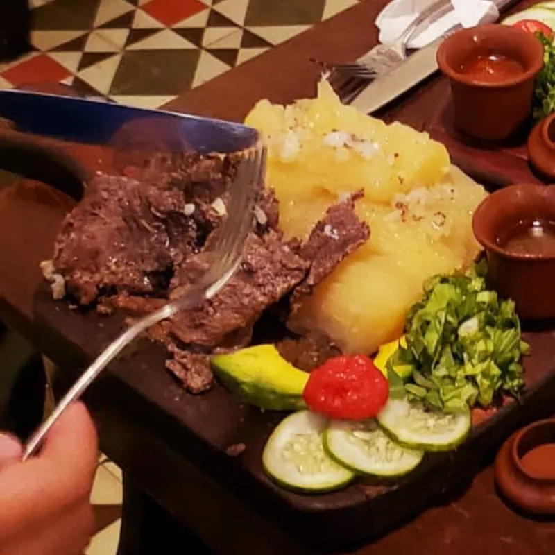 Bistec yuca con mojo y vegetales