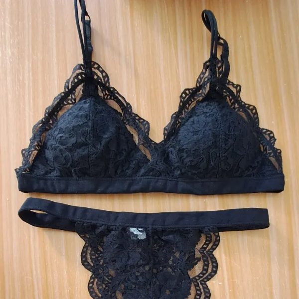 Conjunto de lencería negro de encaje con fajín