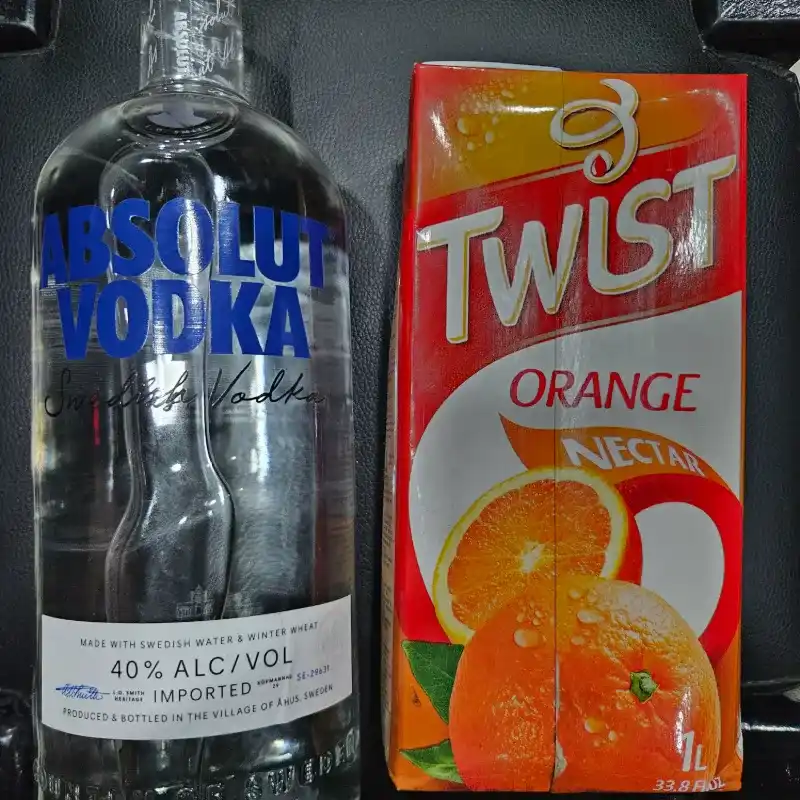 Vodka absolut LT + 1 LT jugo de Naranja