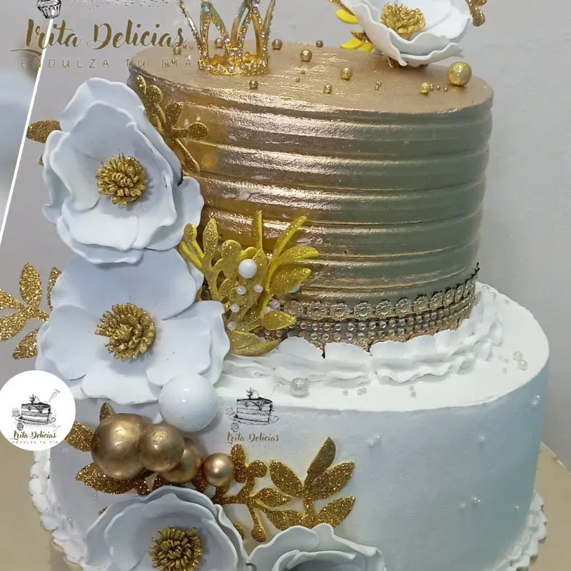 Torta Redonda de Dos Niveles Cobertura de Crema Chantilly (Nata)