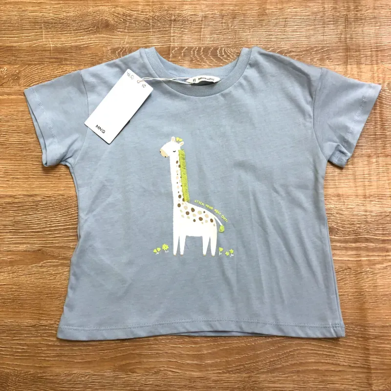 Pulóver color azul con una jirafa