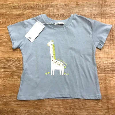 Pulóver color azul con una jirafa