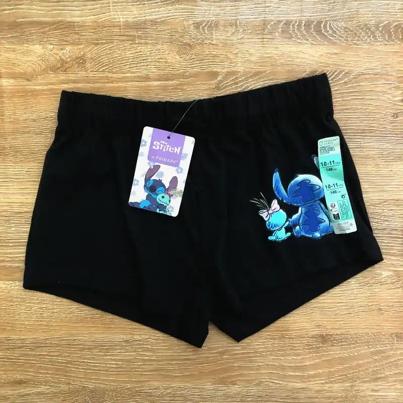 Short con Stitch color negro