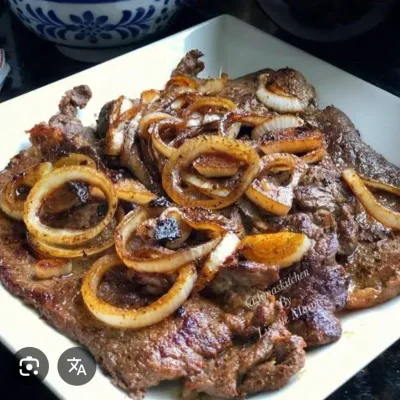 Bistec de res encebollado