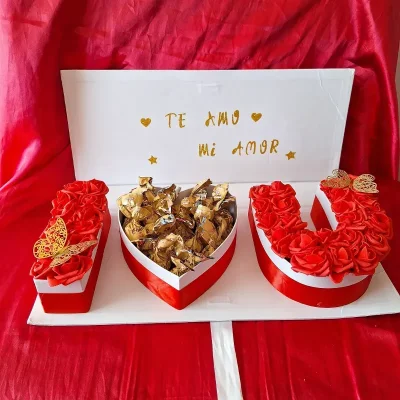 Caja de regalo  con rosas y bombones