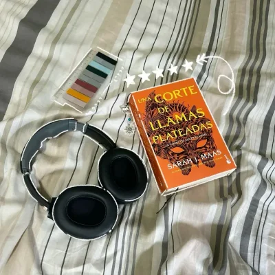 Una corte de llamas plateadas