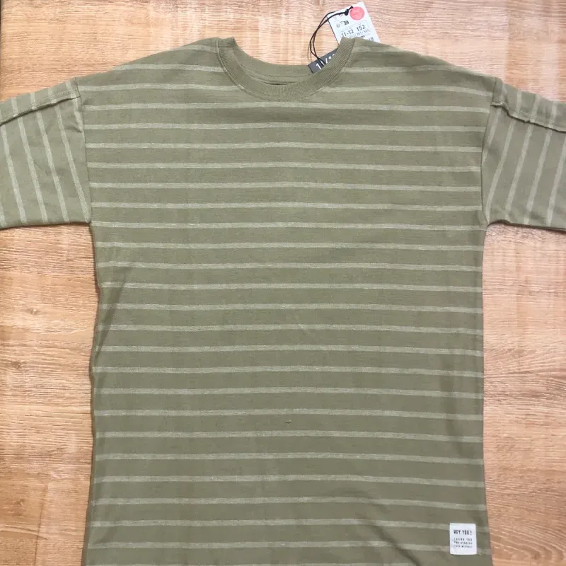 Pulóver color verde olivo con rayas