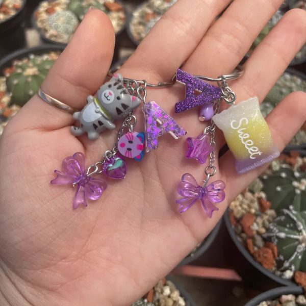 Llaveros de resina con inicial pequeña