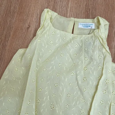 Vestido bombillo con bordados de color amarillo