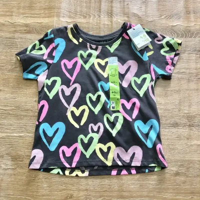 Pulóver color negro con corazones