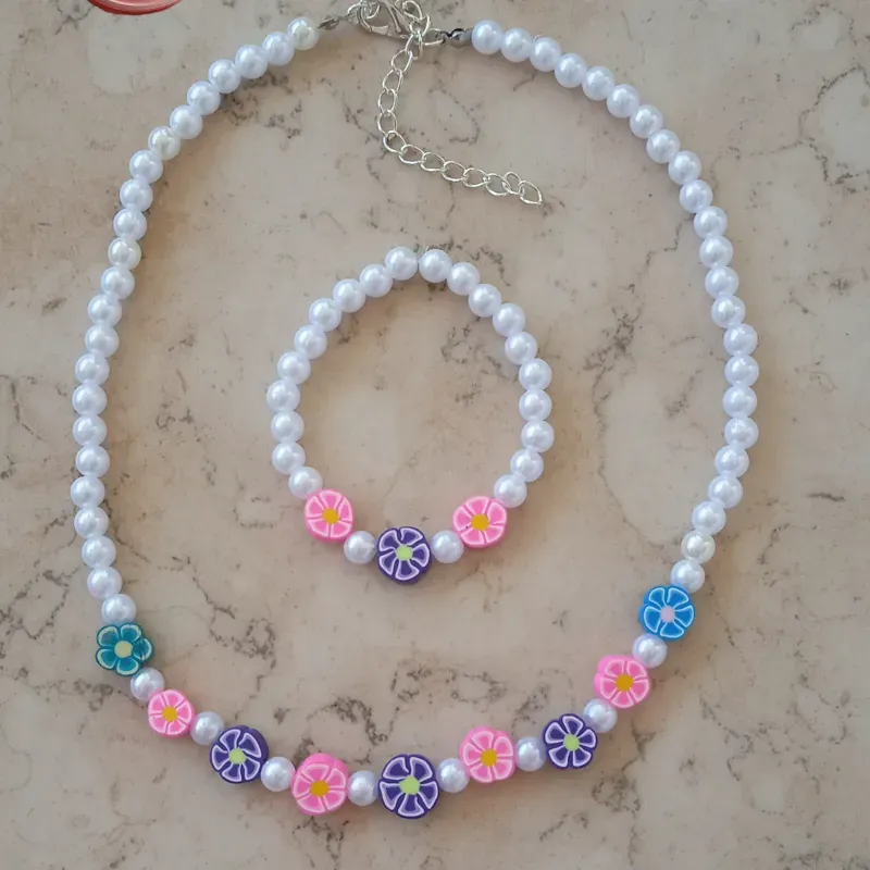 Pulsa y collar para niñas