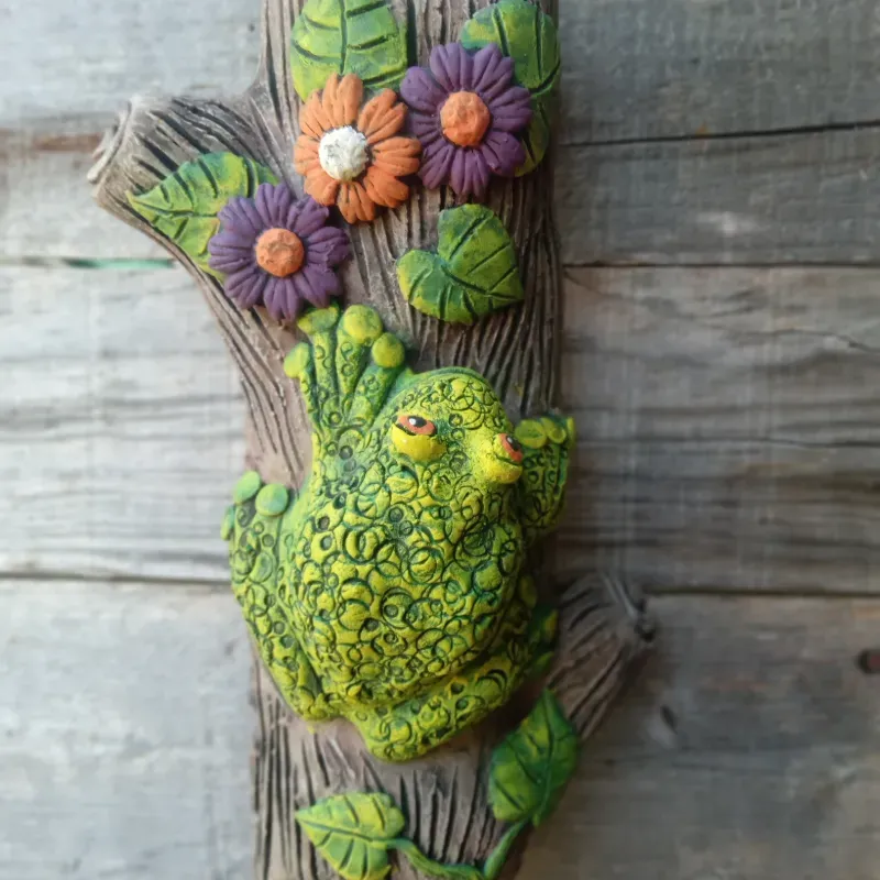 Rana en tronco de pared