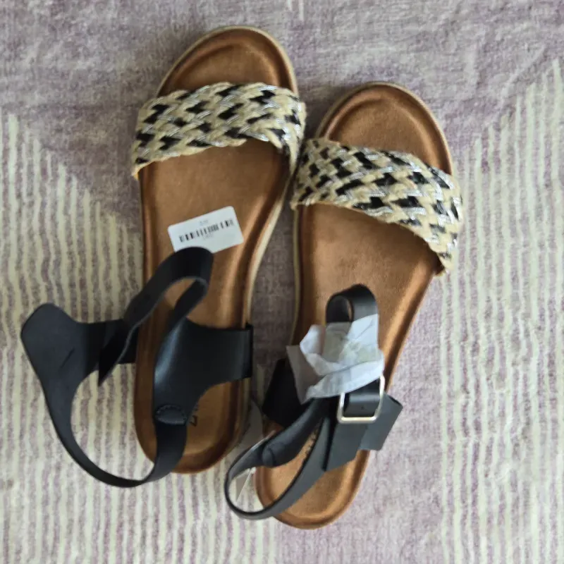 Sandalias beige y negras