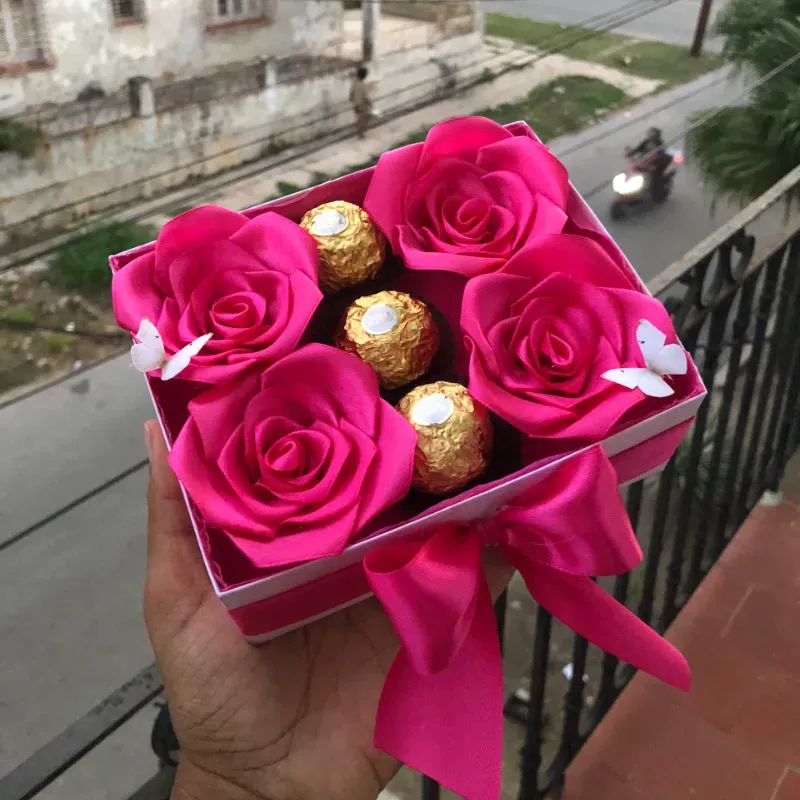 Cajita de 4 rosas con Ferreros. 