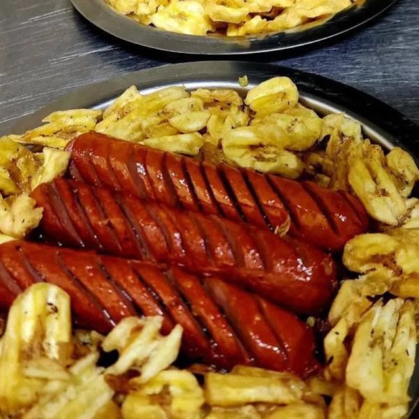 Salchichas con chicharritas