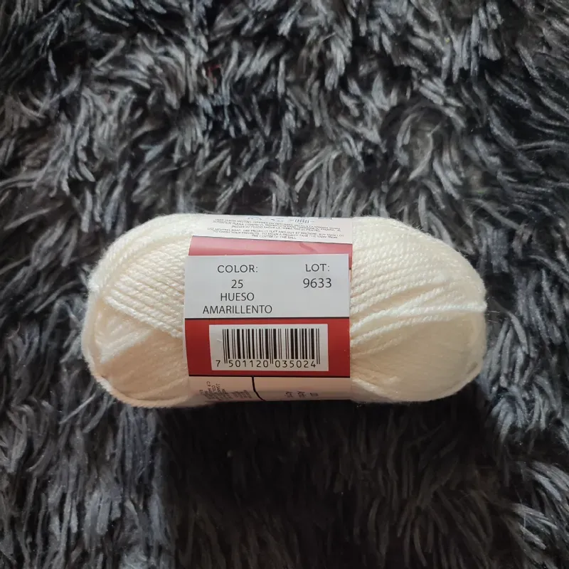 Estambre color hueso amarillento