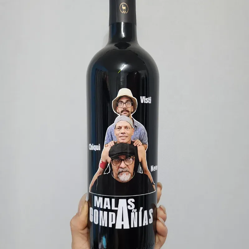 Botellas de bebida malas compañias