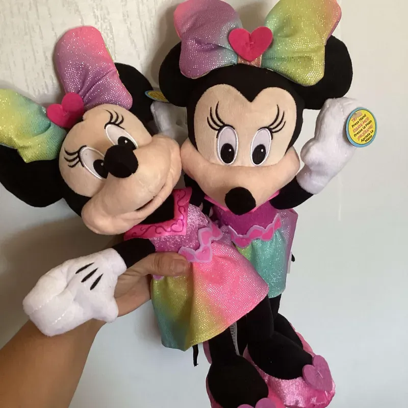 Minnie Mouse alumbra y canta 