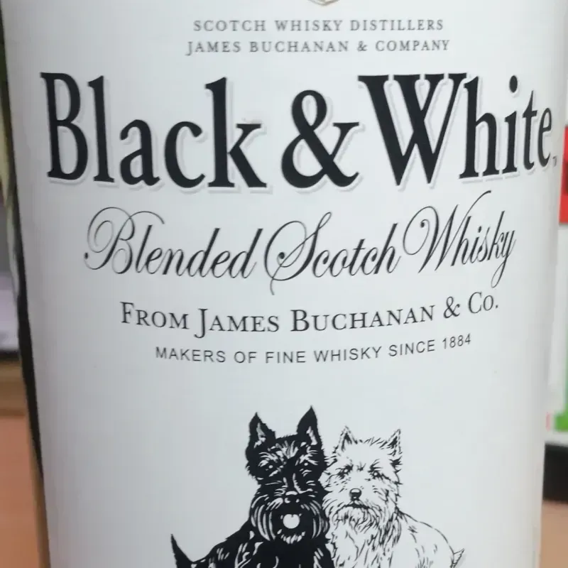 WHISKY BLACK AND WHITE