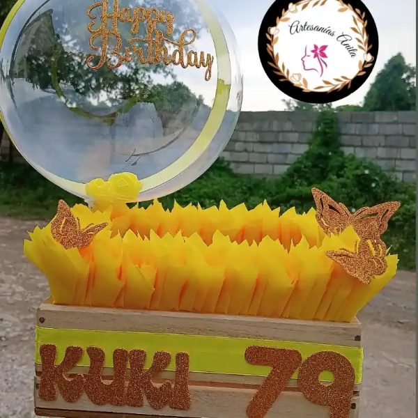 Caja con decoración amarilla