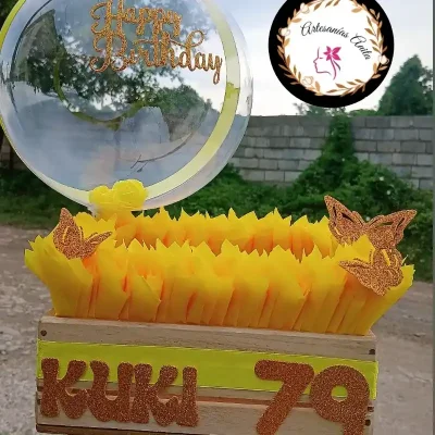 Caja con decoración amarilla