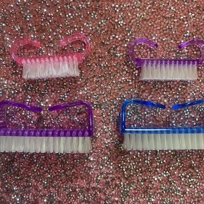 Cepillos para uñas grandes y pequeños