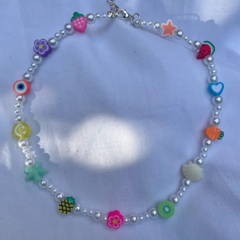 Collar de perlas con frutas , emojis y otros abalorios