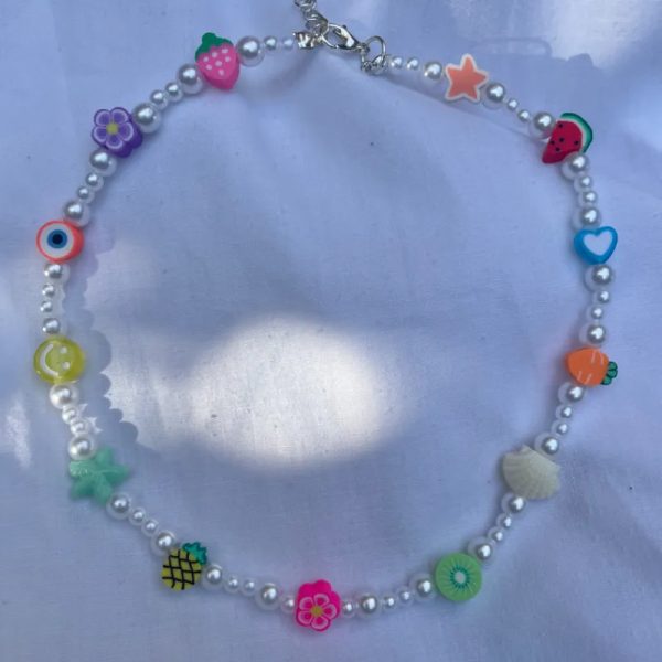 Collar de perlas con frutas , emojis y otros abalorios