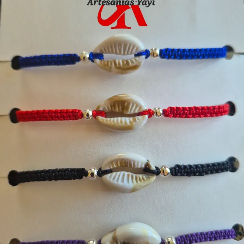Pulseras tejidas de caracoles