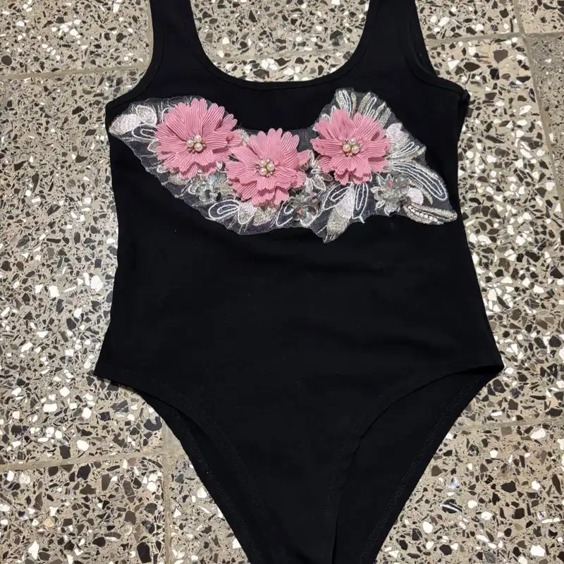 Body negro flores rosa
