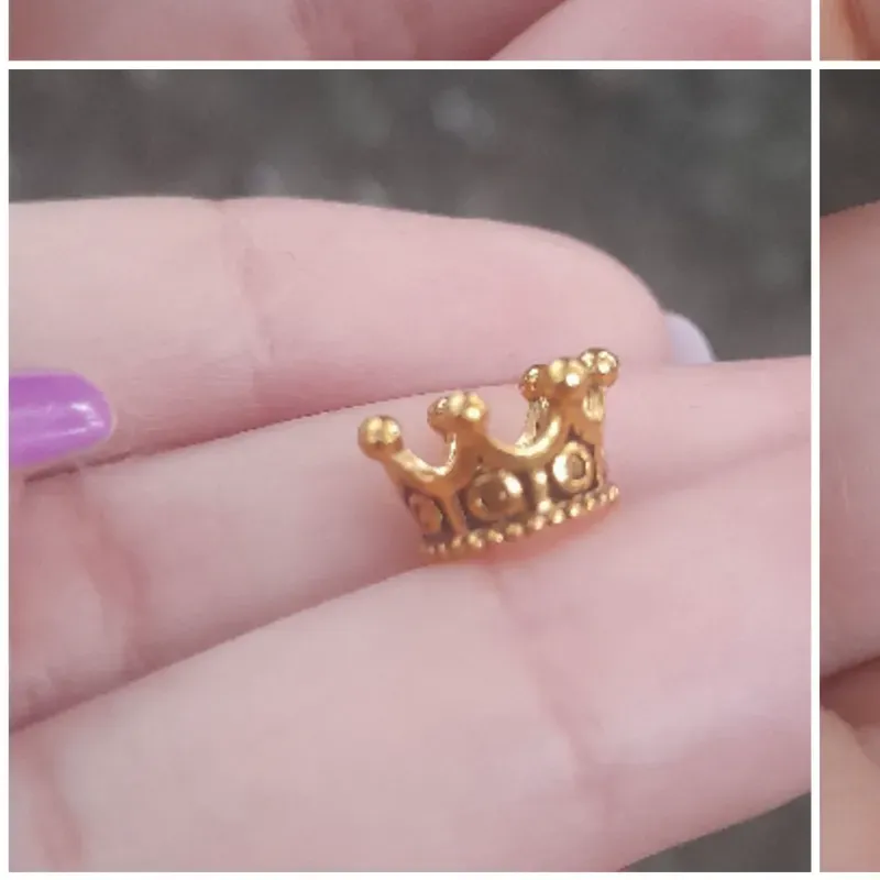 Dije corona de reina doradas