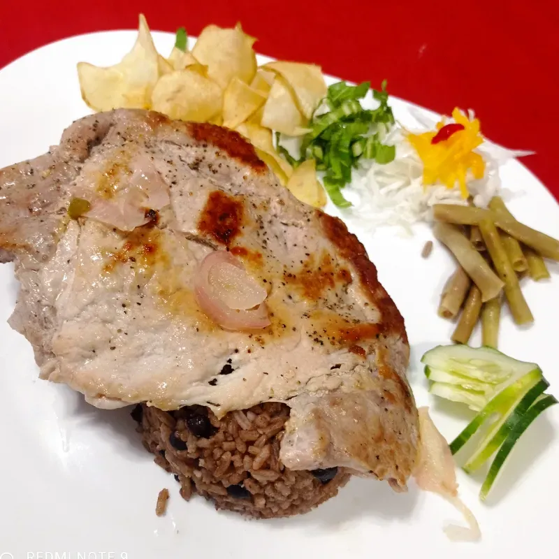 Bistec de cerdo encebollado