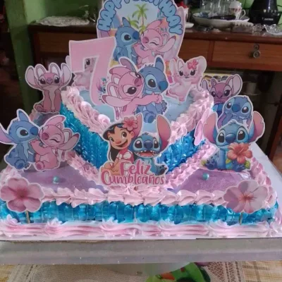 Cake de una bandeja con la temática de Stitch