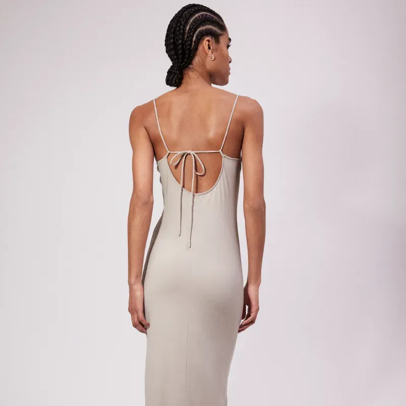 Vestido ajustado con tirantes spaguetti