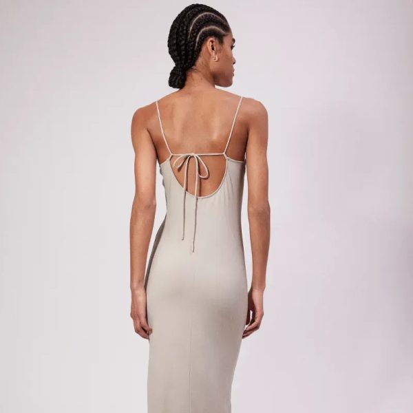 Vestido ajustado con tirantes spaguetti