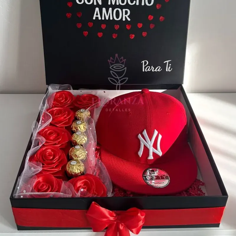 Caja con gorra flores y bombones