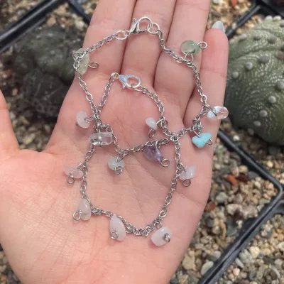 Pulseras de piedras naturales.