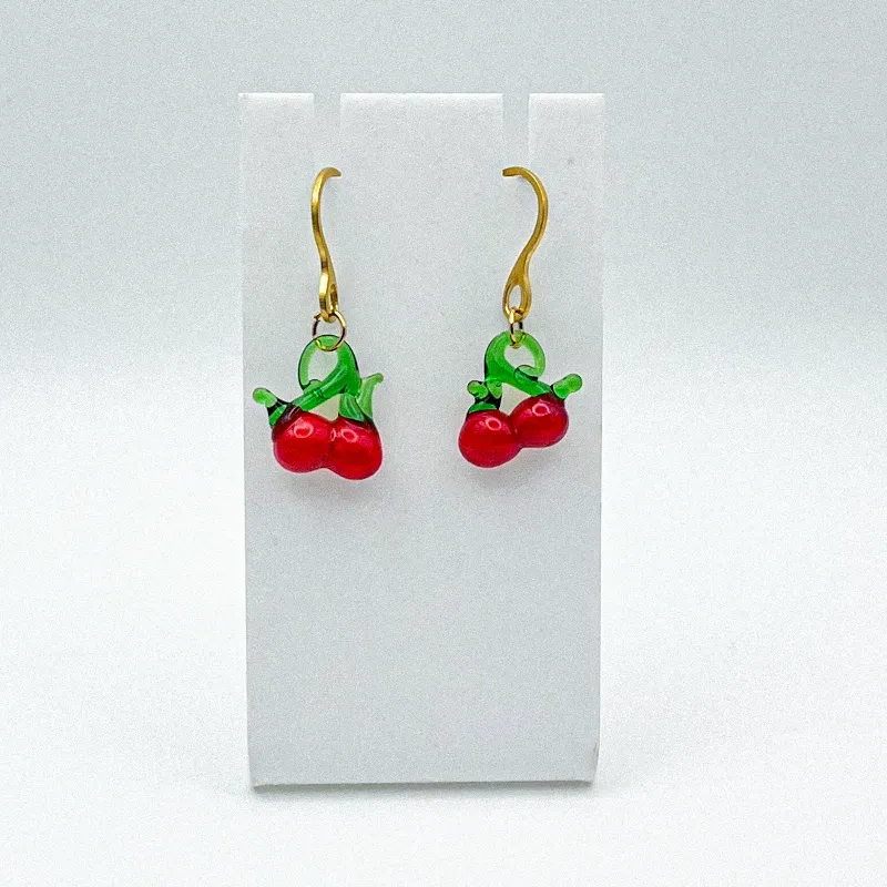 Aretes con dijes de vidrio y herrajes de acero inoxidable