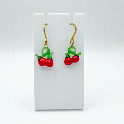 Aretes con dijes de vidrio y herrajes de acero inoxidable