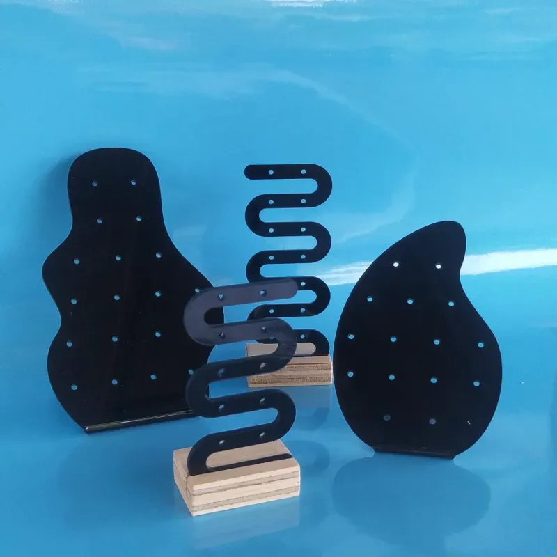 Expositores de aretes con formas irregulares