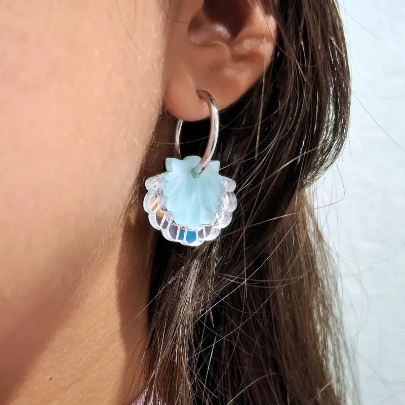 Argollas plateadas con conchitas azul claro