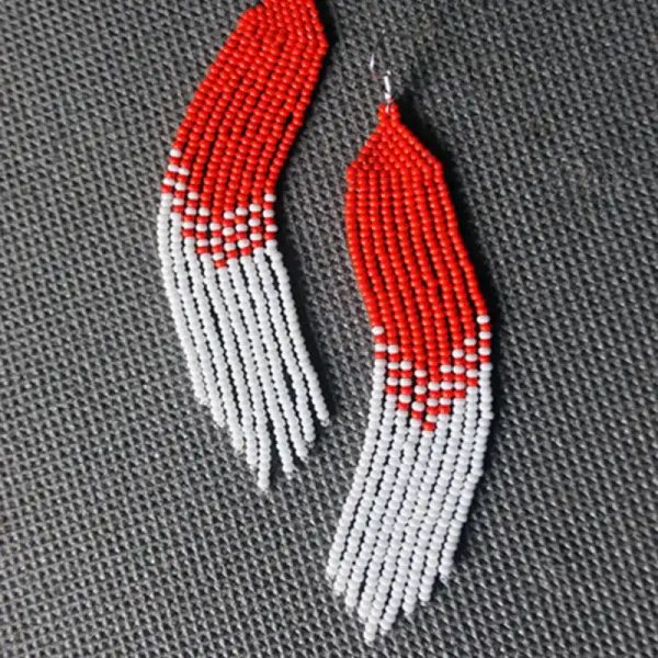 Flecos rojos y blancos