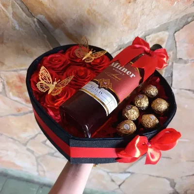 Corazón decorado de bombones y botella de ron