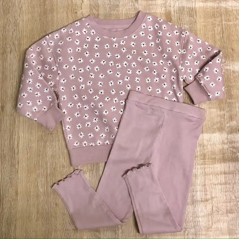Conjunto rosado con flores blancas