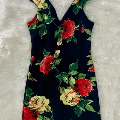 Vestido Negro de Flores Rojas