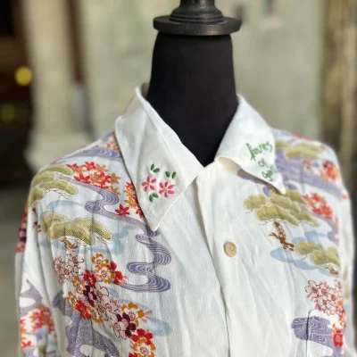 Camisa con cuello bordado