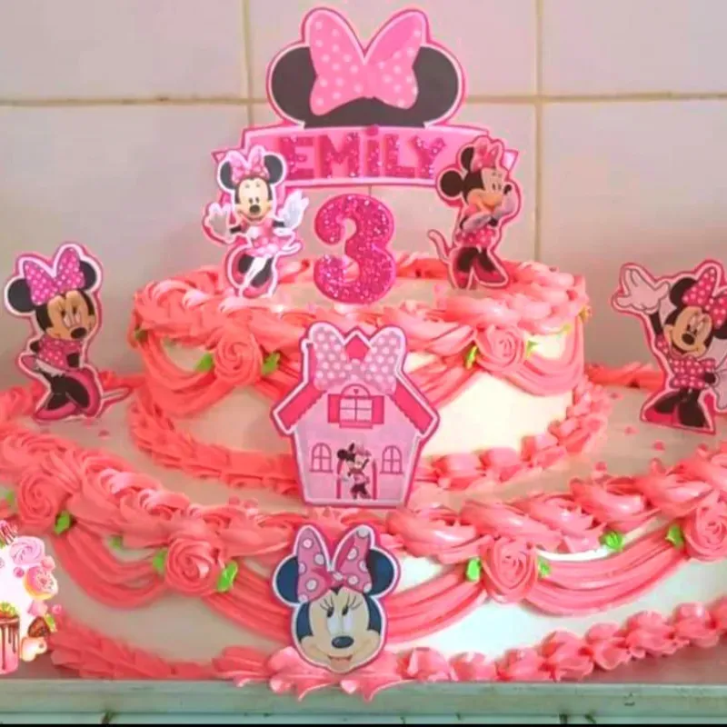 Torta ovalada de dos pisos.