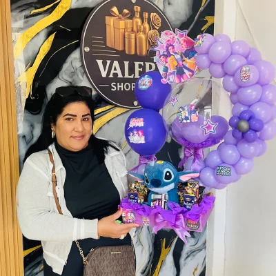 Regalo acompañado de un stich con temática animado de su preferencia