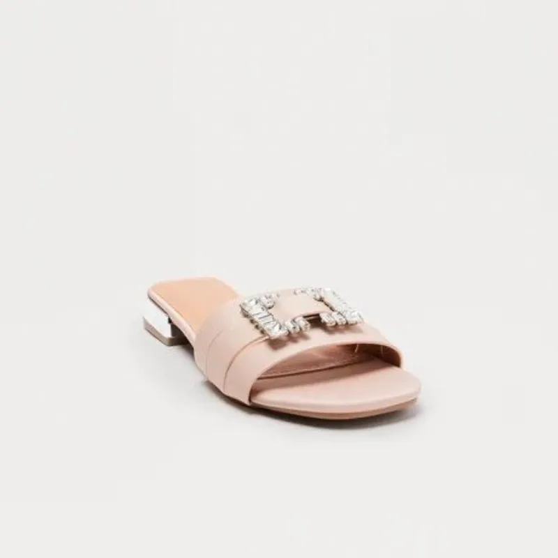 Sandalias beige con hebilla